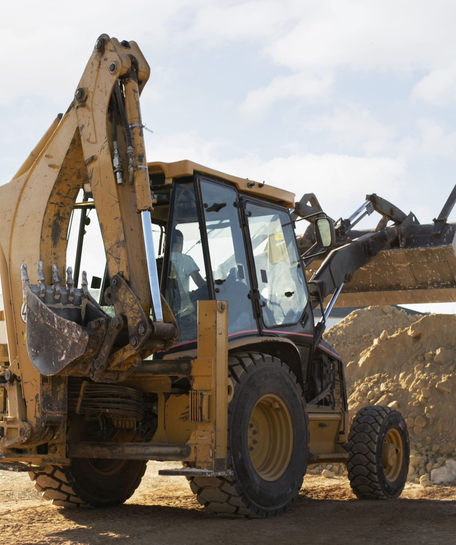 heavy-excavator-digging-day-light (1) (2)