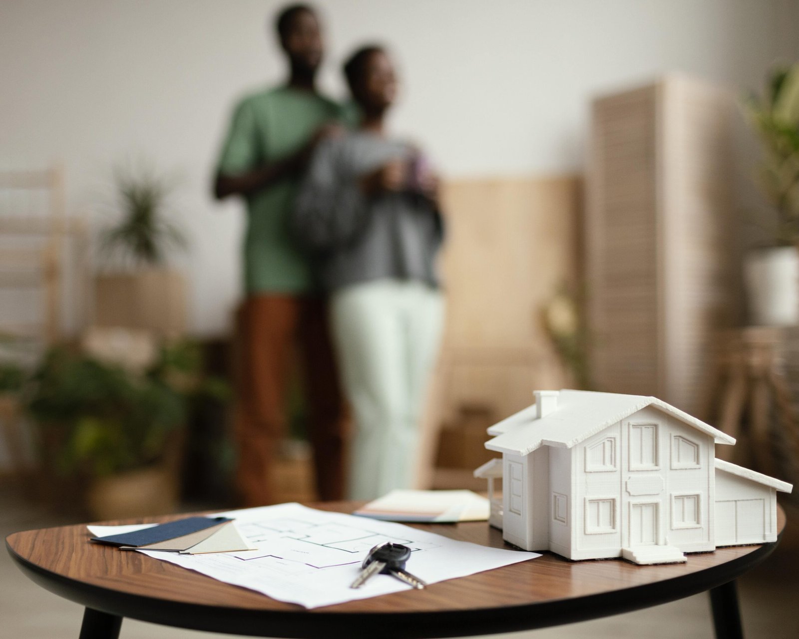 new-home-keys-plan-table-with-defocused-couple (1)